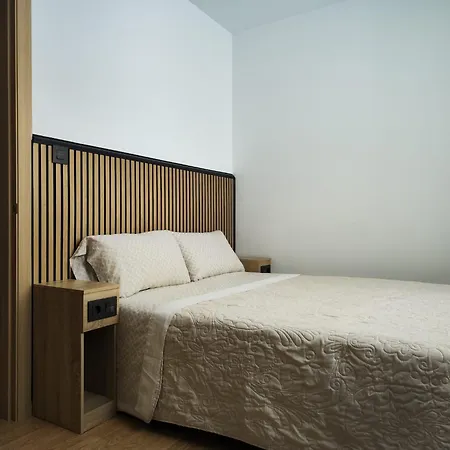 Piso Ara Solis * צה